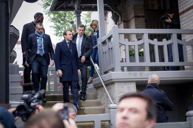 马克龙41岁照片,42岁马克龙和布丽吉特