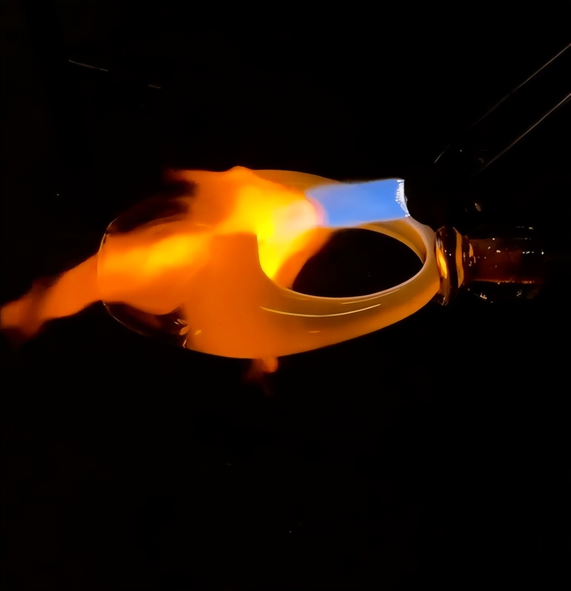 他们用玻璃做了个水晶包,卖得死贵,外国明星还狂爱