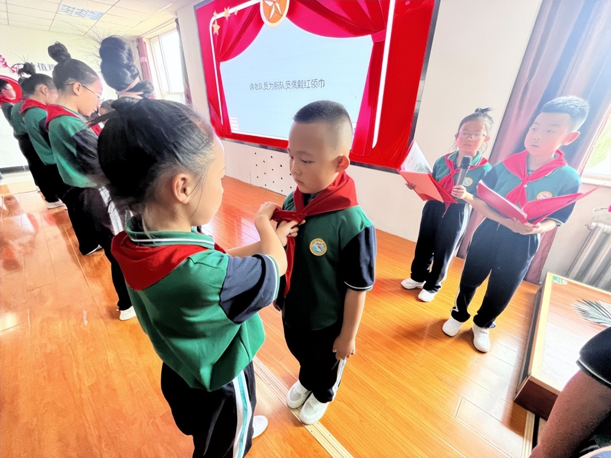 齐云路小学一年级入队仪式,凤泉区耿庄小学新队员入队仪式