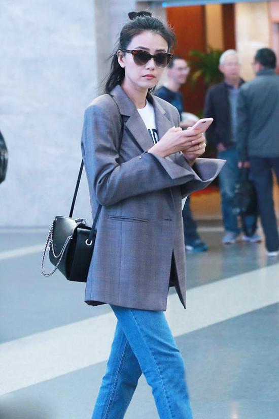 38岁女神高圆圆墨绿大衣出镜,高圆圆藏蓝色大衣搭配图片大全