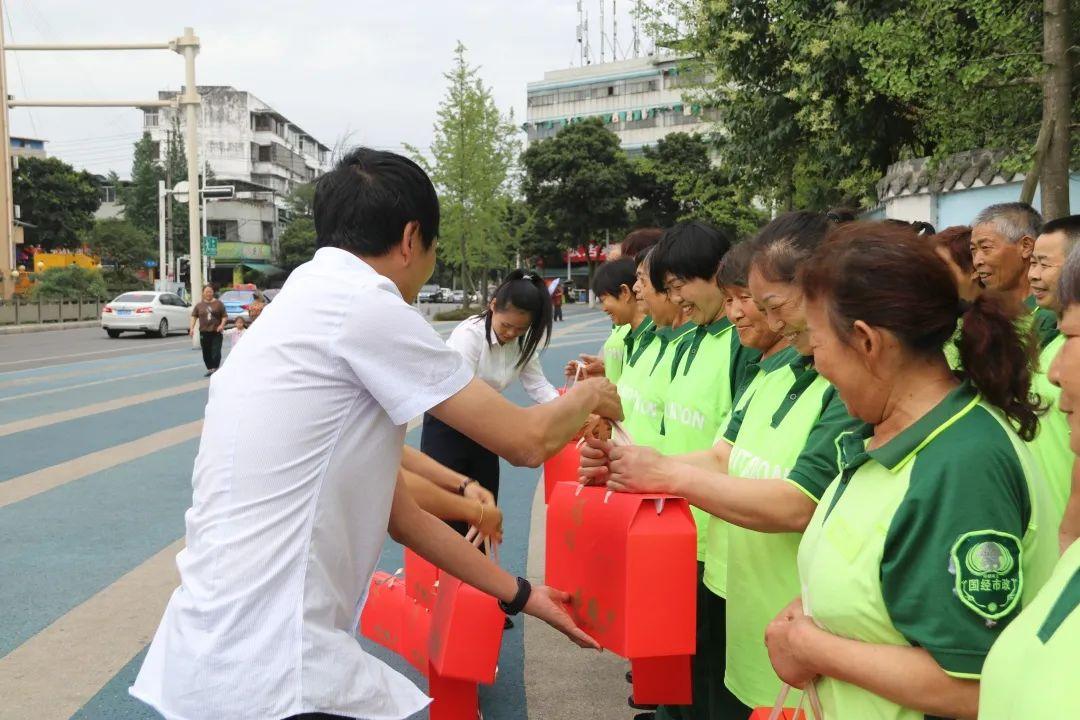 端午爱心粽情暖环卫工人,关爱环卫工人送温暖