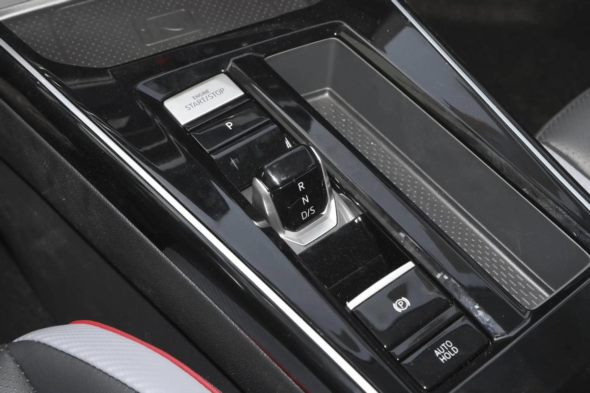 本田凌渡值得入手吗,年轻人第一次买车选suv还是轿车