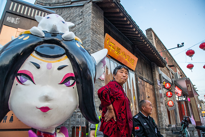 豫北老街体验市民夜生活，青年人摆地摊烟火气息浓，千年古城火了
