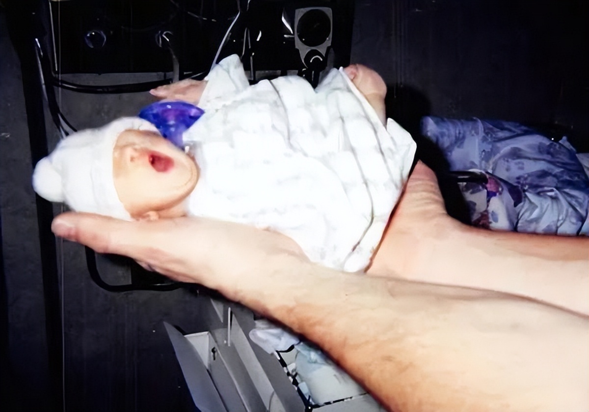 拇指姑娘出生时图片,拇指姑娘刚出生的样子