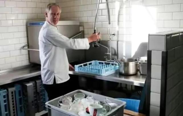 足坛十大贫民窟走出来的巨星,足坛15大贫民窟逆袭的巨星