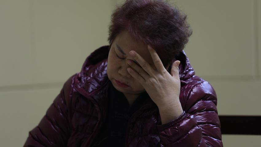 抱着“师父”画像不许人碰，大肆为境外“师父”敛财……他们，为何如此疯迷？