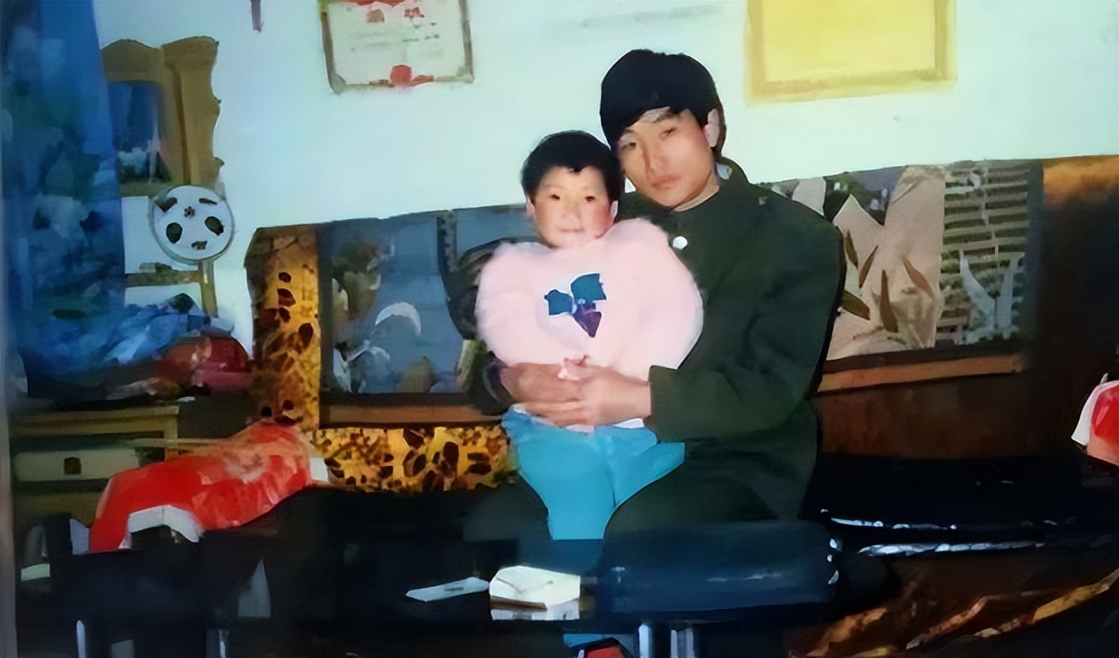 养父靠扛煤气罐把她培养成博士,养父扛煤气罐培养女博士全集