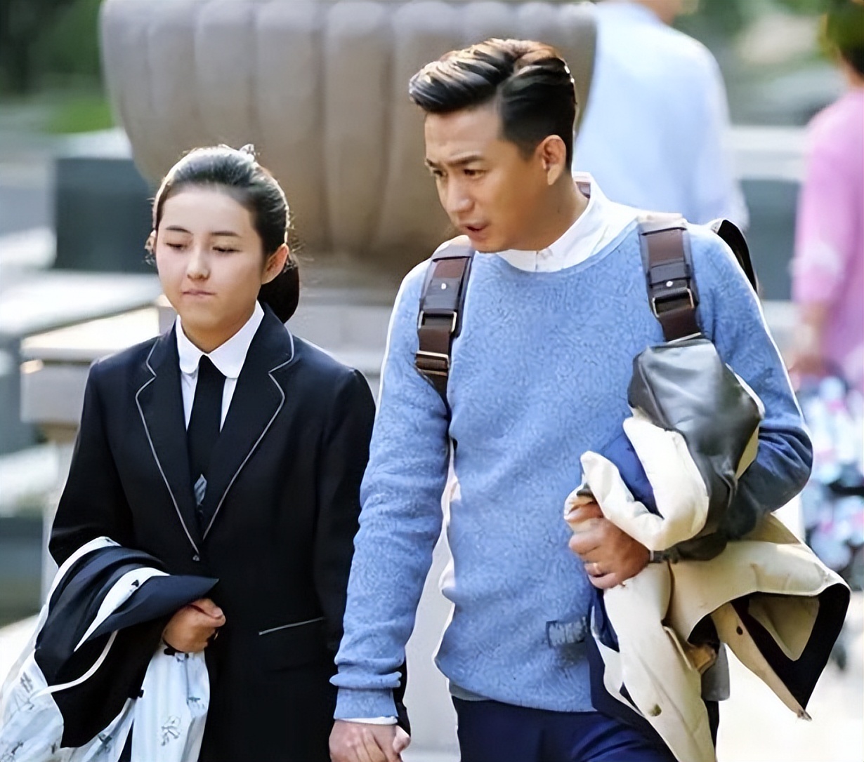 女儿来例假妈妈肚子疼为什么,12岁女儿来例假肚子疼怎么办