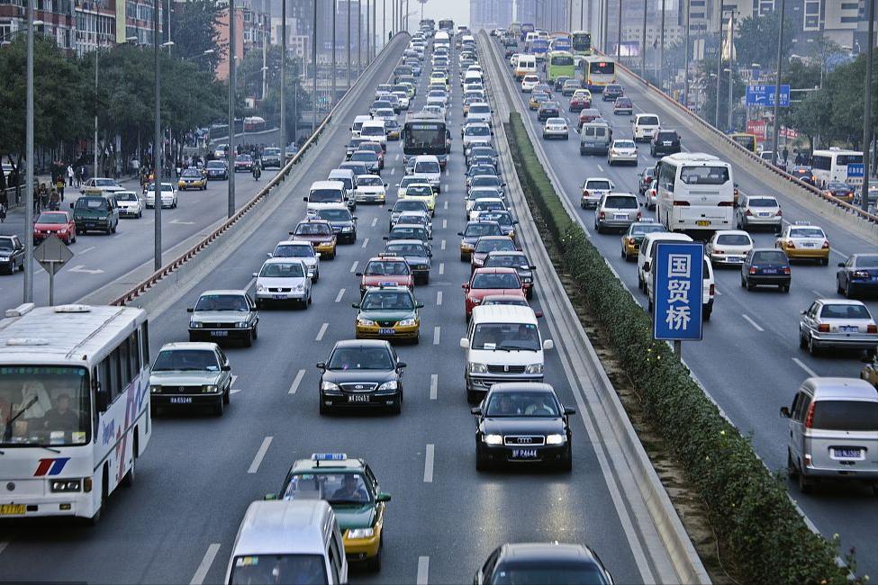 64岁老人北漂11年，掏马桶、摆地摊、做保洁，攒300万为儿买婚房