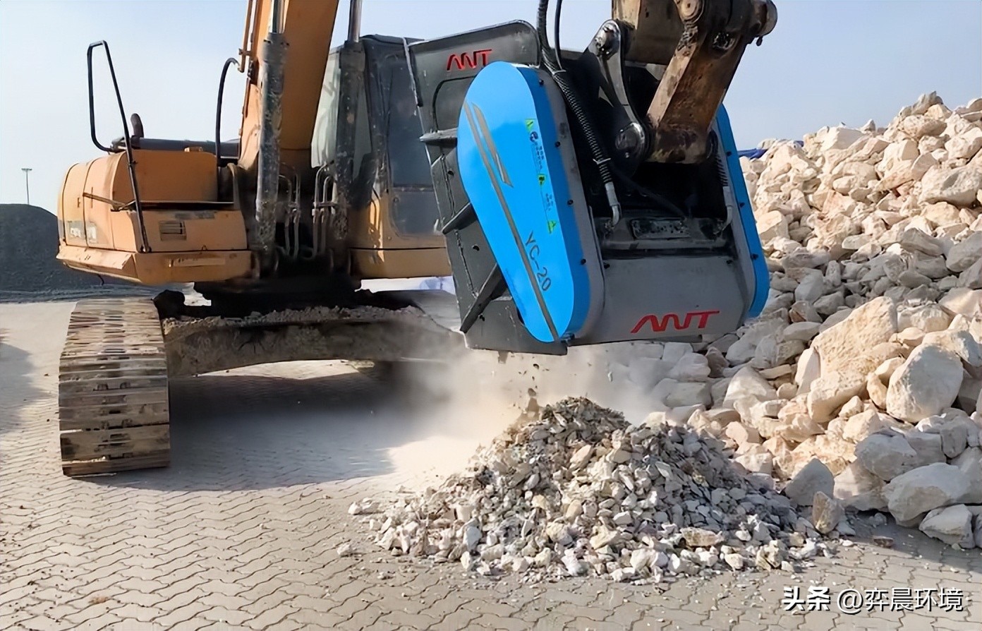 你知道挖机破碎斗吗？灵活性拉满，破碎效率极高