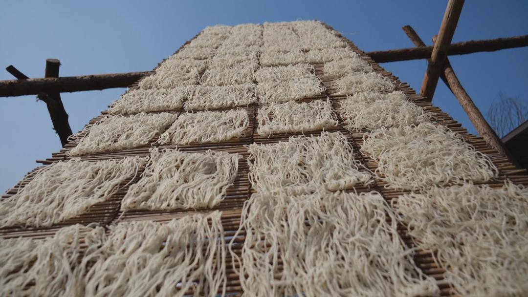 争分夺秒搞技改齐心协力保生产,争分夺秒拼经济全力以赴冲千亿