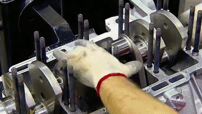 汽车工业探究丨在欧洲工厂,感受一下顶级跑车发动机是如何铸造的