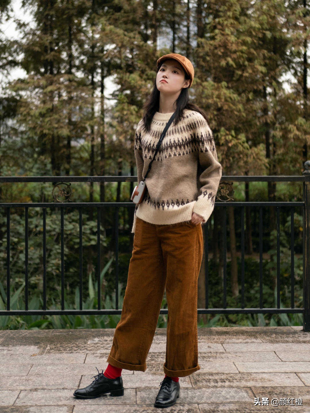 灯芯绒冬天怎么搭配好看,冬天不要臃肿要穿得时髦又温暖