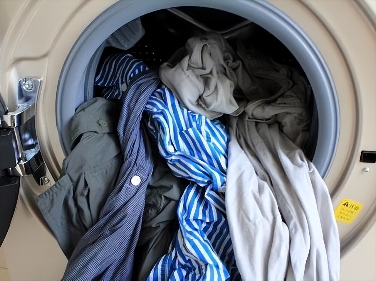 洗衣机洗好的衣服都有毛毛怎么办,洗完的衣服有很多小毛毛怎么去除