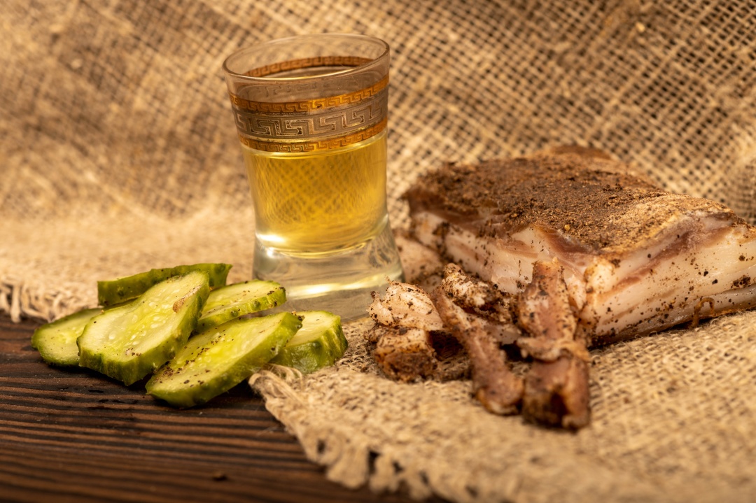 东北小伙吃俄罗斯生猪肉,生吃俄罗斯肥肉