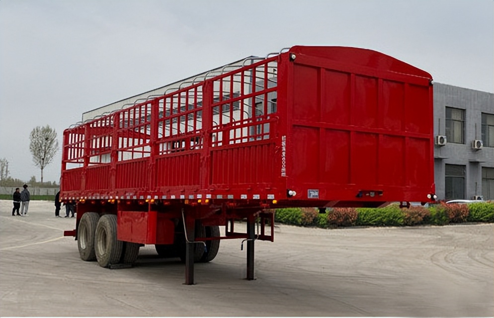 最新款四轴载货车,8x2载货车和8x4哪个好