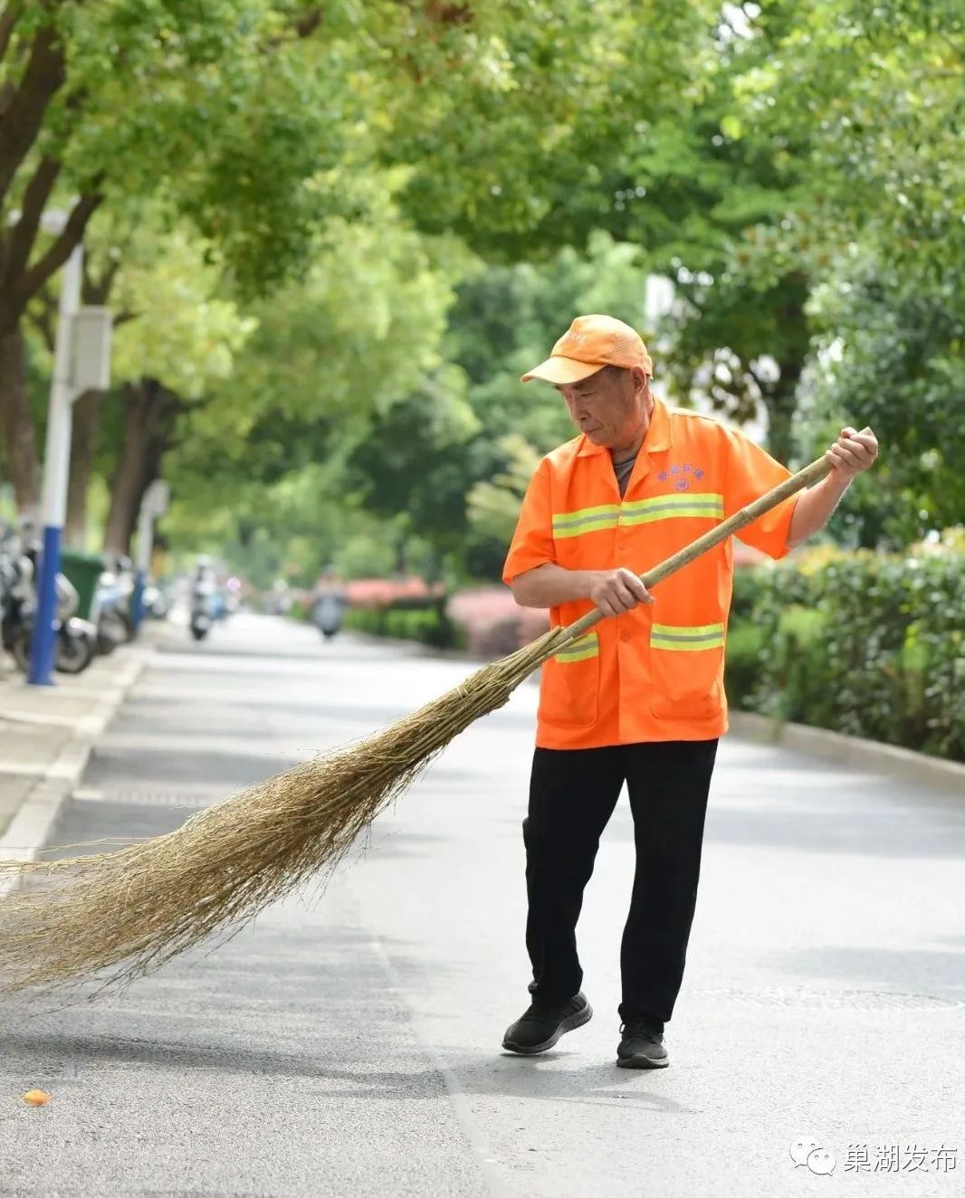 高温下的城市美容师,城市美容师高温下坚守