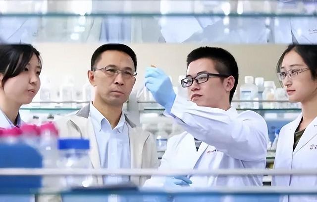 央视女主持海霞嫁大11岁教授,央视女主持海霞现如今过得怎么样