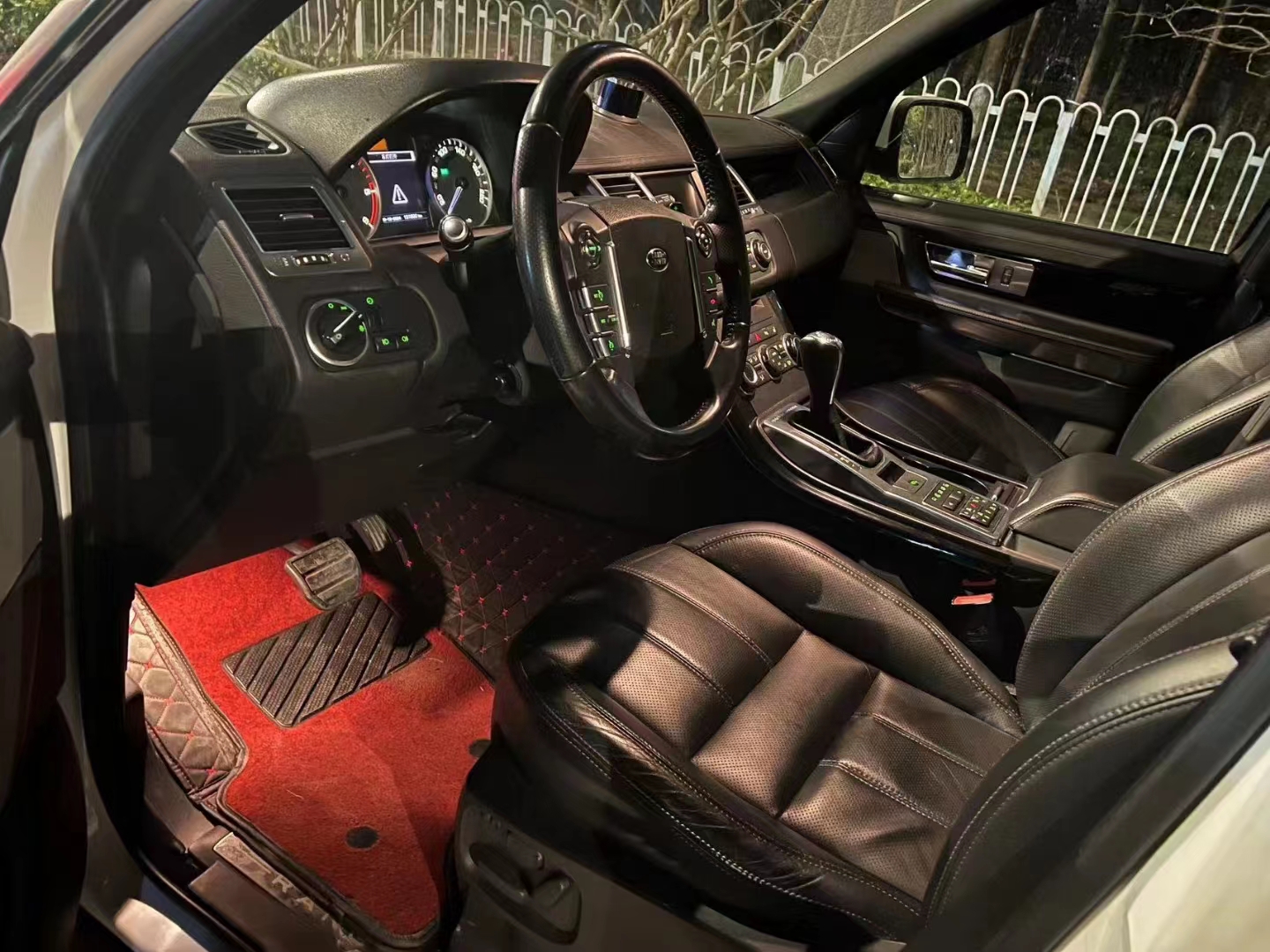 路虎揽胜运动3.0尊崇创世加长版,路虎揽胜尊荣创世3.0