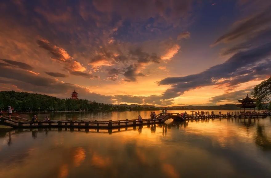 西湖的秋景诗句,西湖的秋天是美丽的