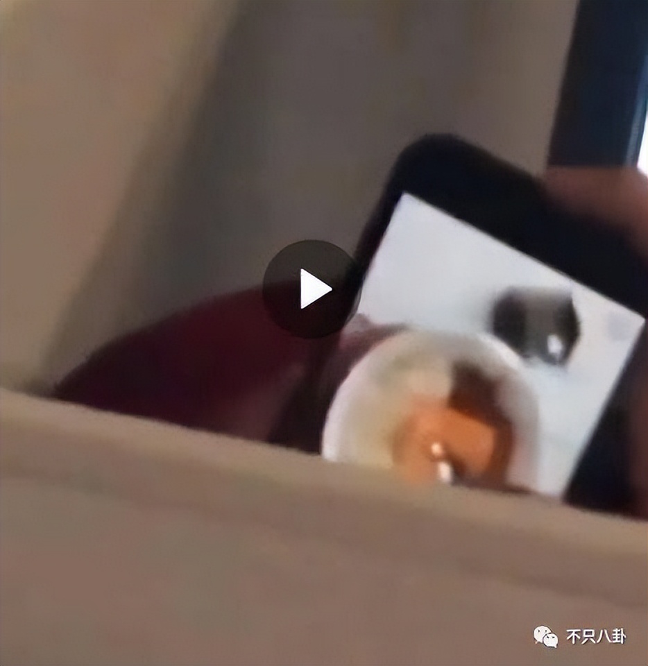 喜欢美女都不行？一张手机屏保引发的争吵......