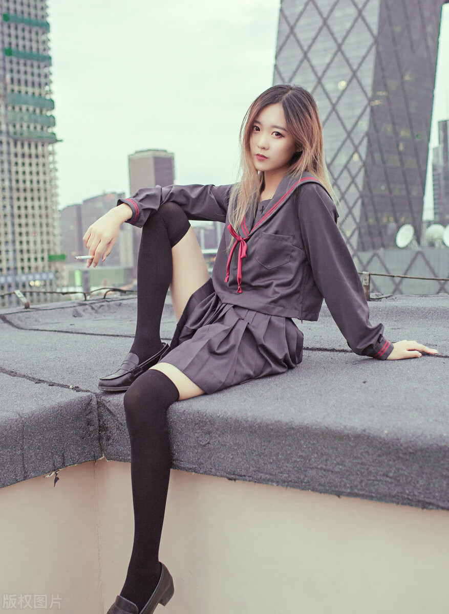 小学女教师穿着被指责,女老师被校长要求穿学生校服