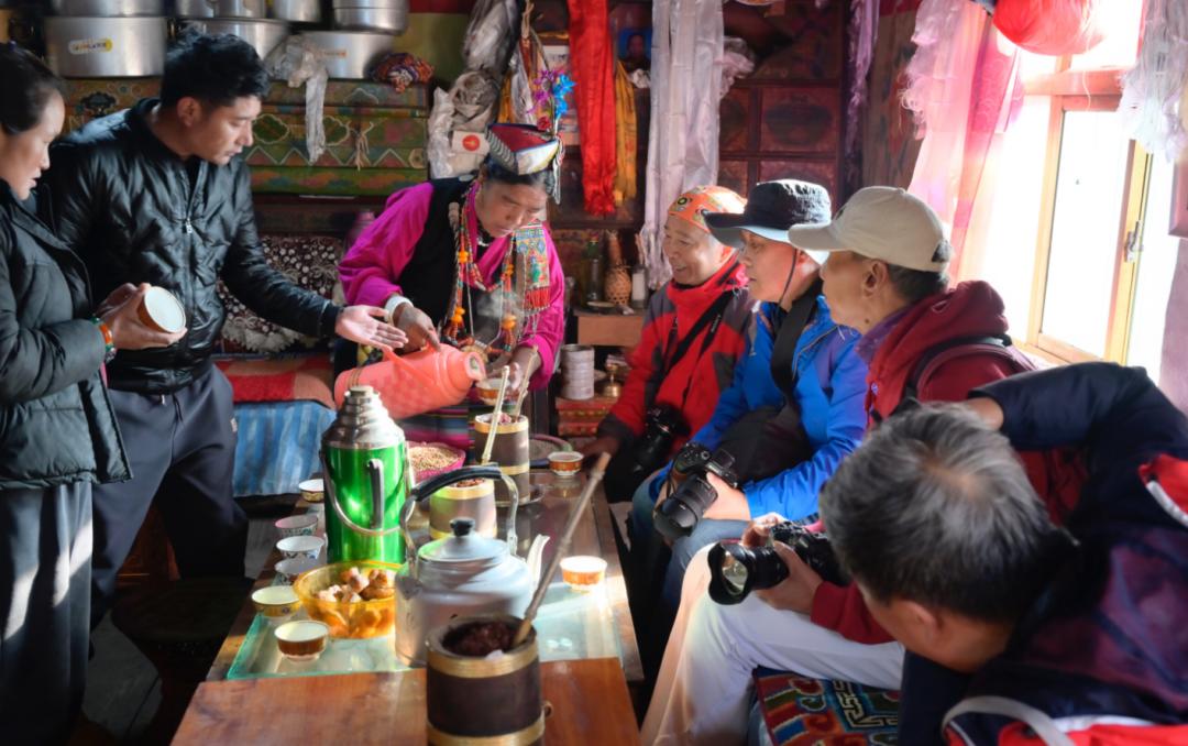 7月24日|浓浓援藏情，沪藏一家亲珠穆朗玛峰、扎什伦布寺9日“上海-日喀则”援藏旅游包机活动