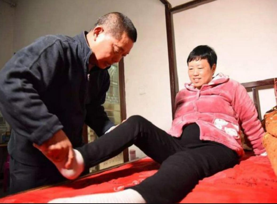 女儿结婚途中遇车祸，隐瞒26年未回娘家，男子做了26年未婚夫