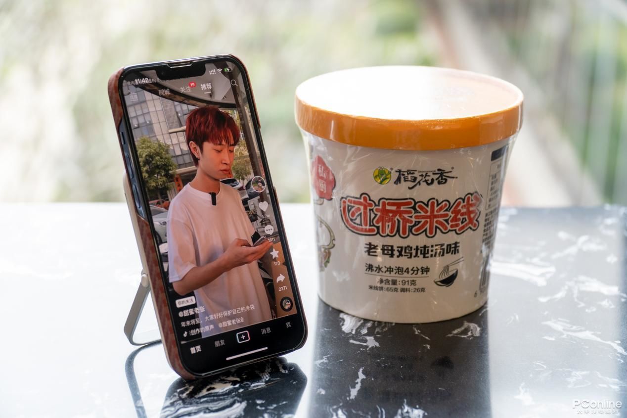 苹果透明探索版无线充电宝评测,网易无线充电宝vs麦多多