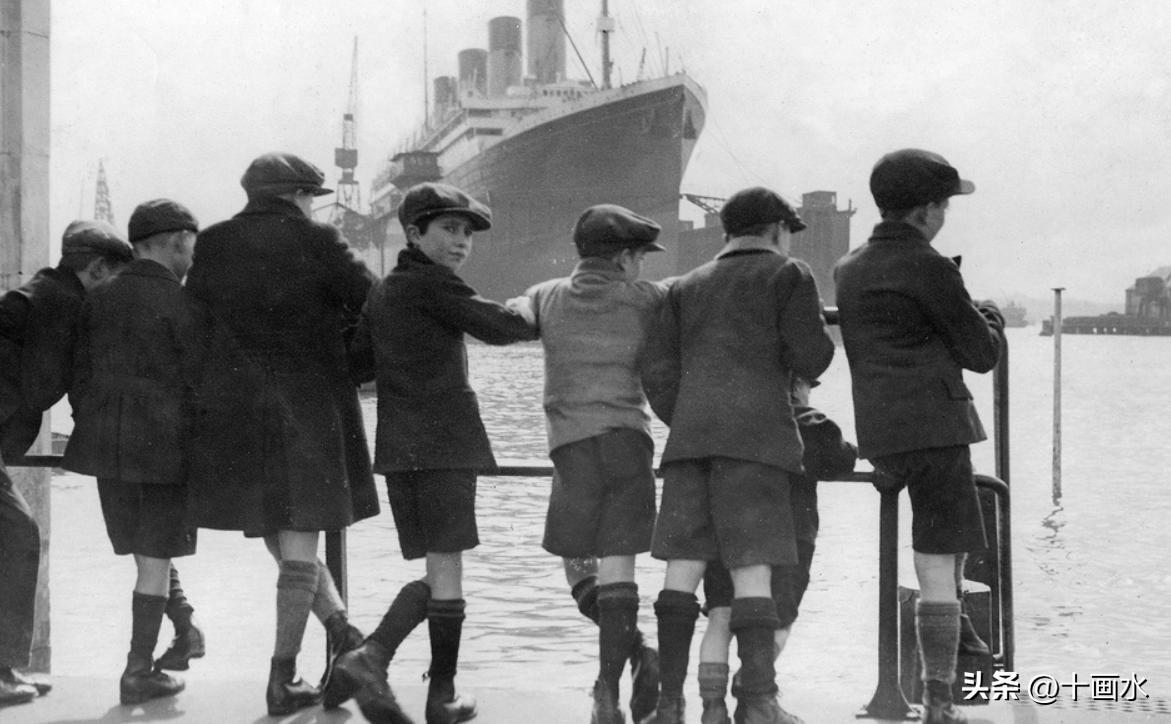 女子穿日军军服拍照被抓,女子身着日本侵华军装露脸