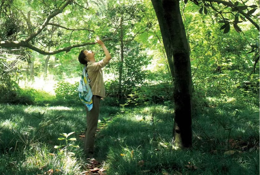 春天系“丝巾”，凭什么好看？这2个精髓，优雅女人如获至宝