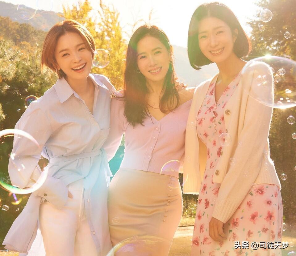 41岁女神“嫁给初恋”，比老公颜值更高的是她的衣品照着穿美绝了