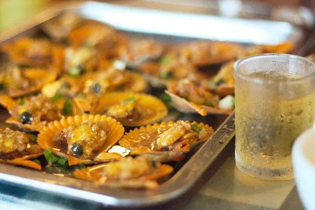 每天晚上喝一瓶啤酒睡觉会怎样,每晚喝一瓶百威啤酒身体好吗