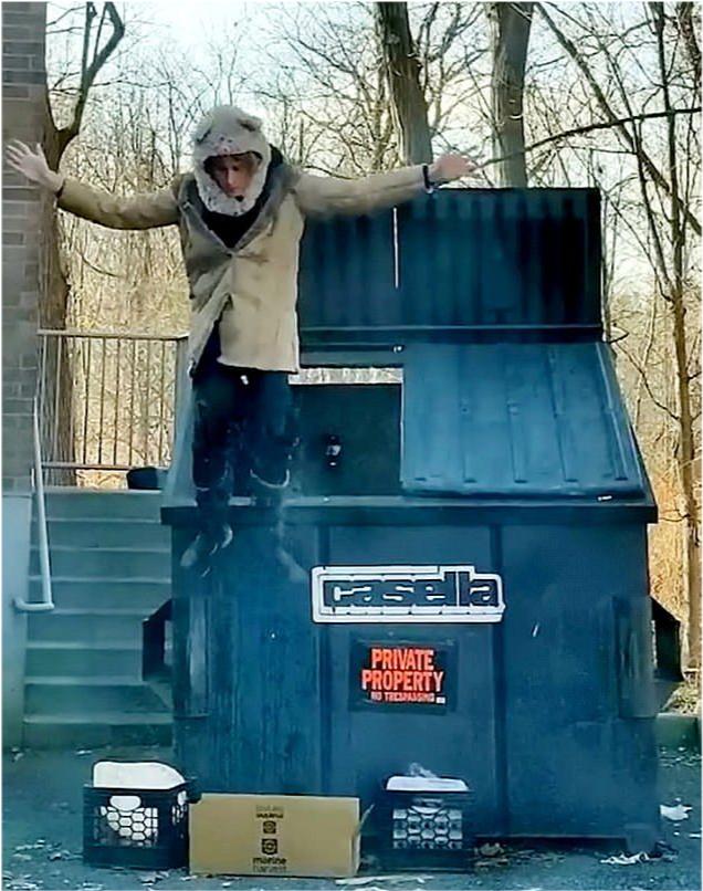 美国网红连续10年翻垃圾箱找吃的：车厘子用盆装，还有菲力牛排