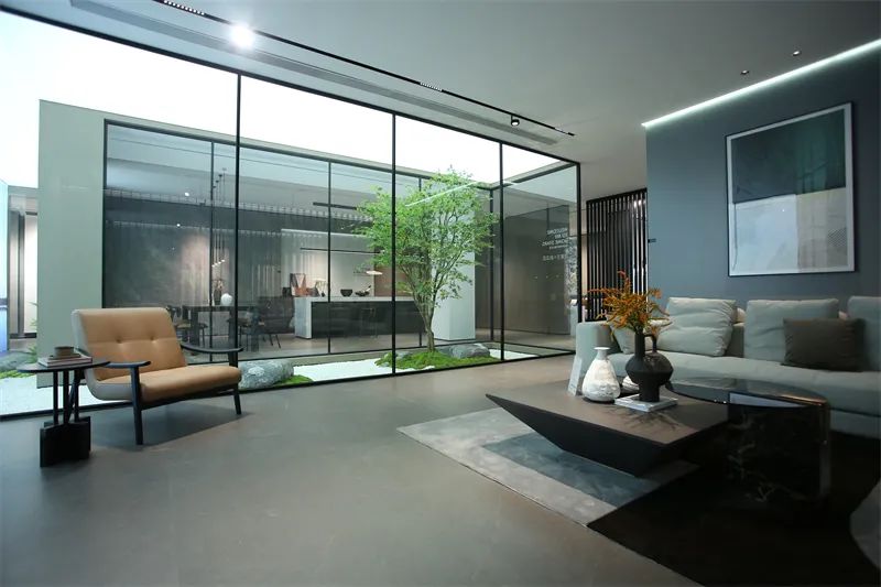 冠军的父母看到孩子夺冠,冠军的家庭