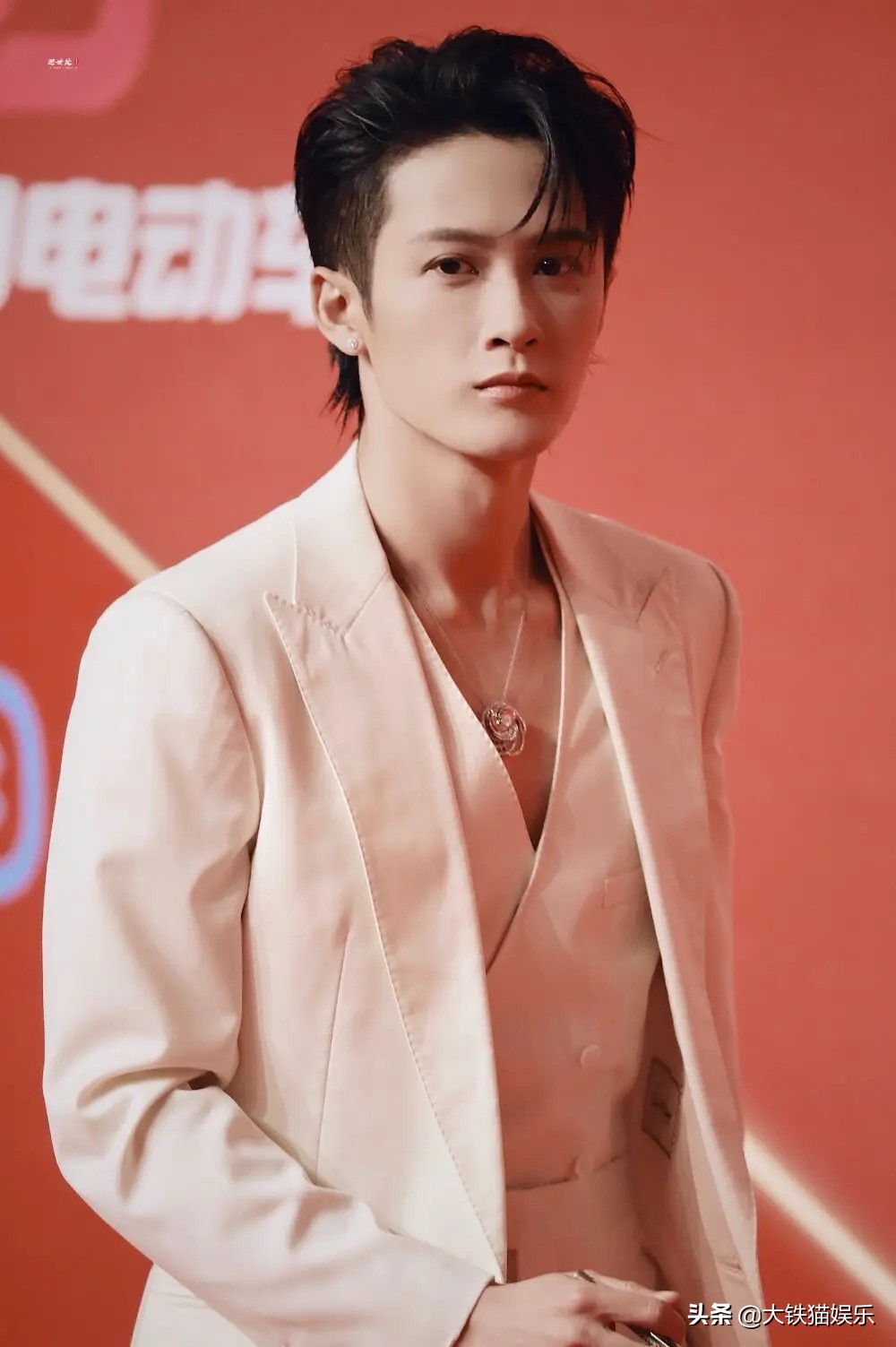 胡歌为礼仪小姐姐化解尴尬娱乐,胡歌帮礼仪小姐解围对比