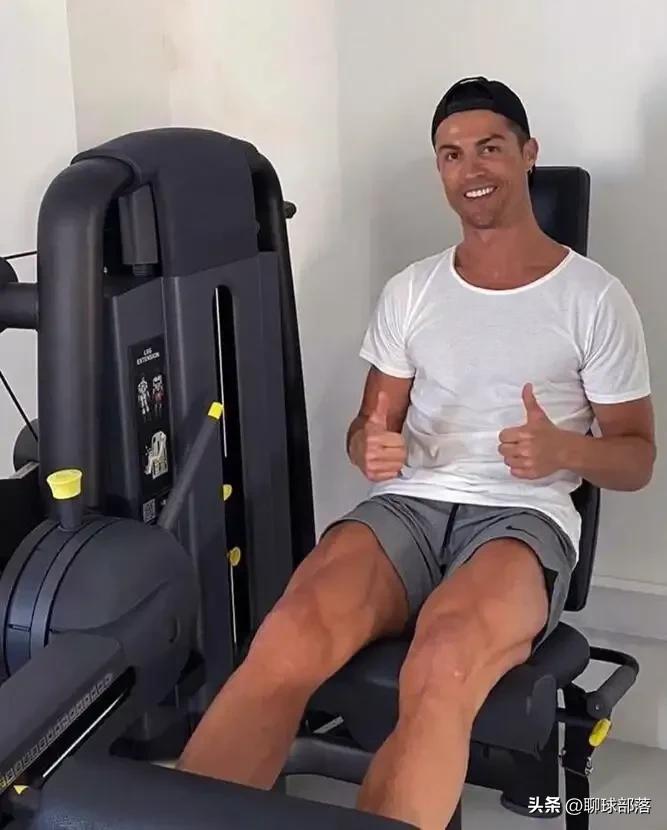 中国足球23岁新星c罗6块腹肌,c罗的腹肌和国足比较