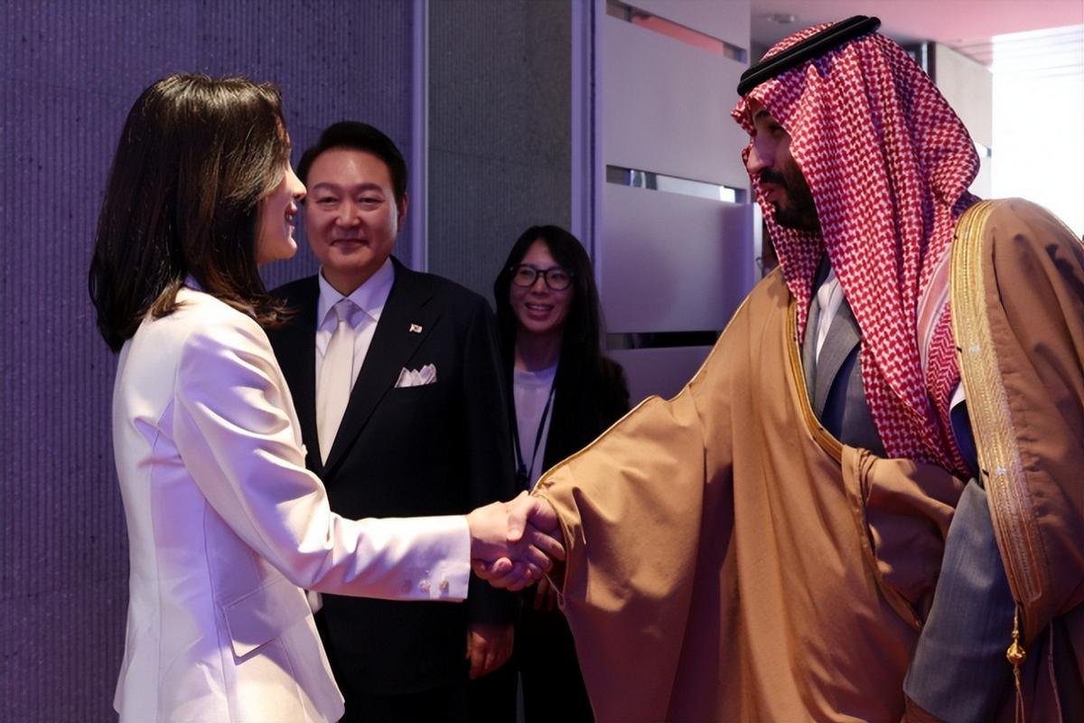 韩国第一夫人的时尚风格,韩国第一美夫人的红衣服