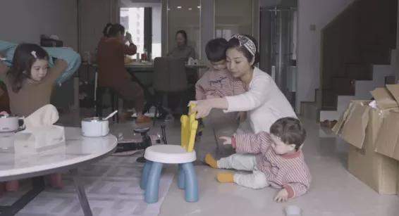 吵翻了！杭州33岁美女模特买精生混血三胞胎，养娃月花10万…...