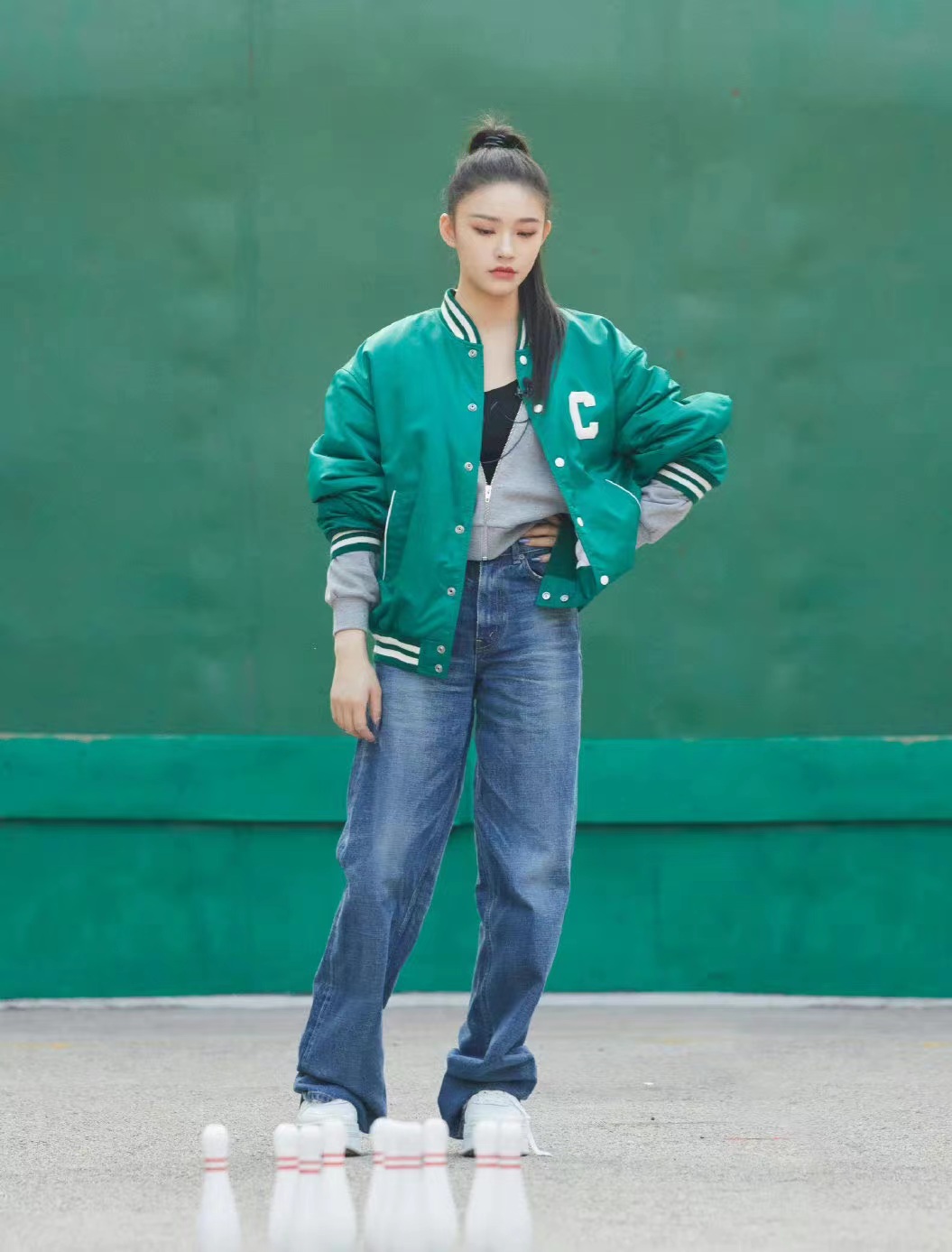 林允穿墨绿色棒球服配阔腿牛仔裤,充满活力录制《一往无前的蓝》