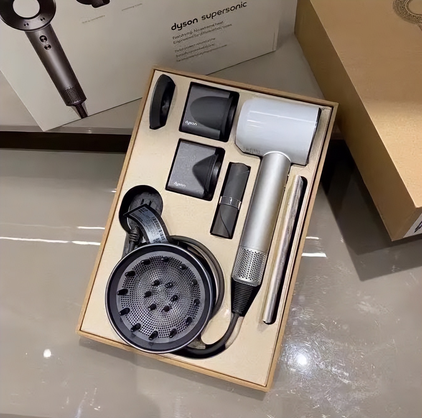 戴森高速智能电吹风,美的强力吹风机