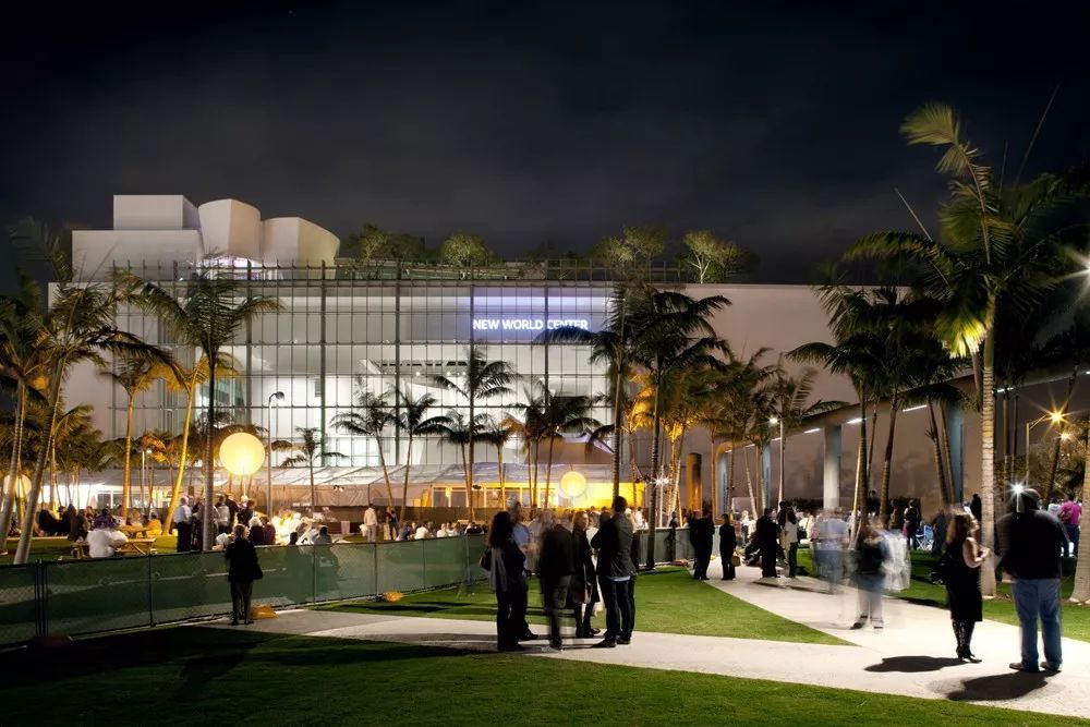 解构主义弗兰克盖里,美国建筑师弗兰克盖里的建筑风格