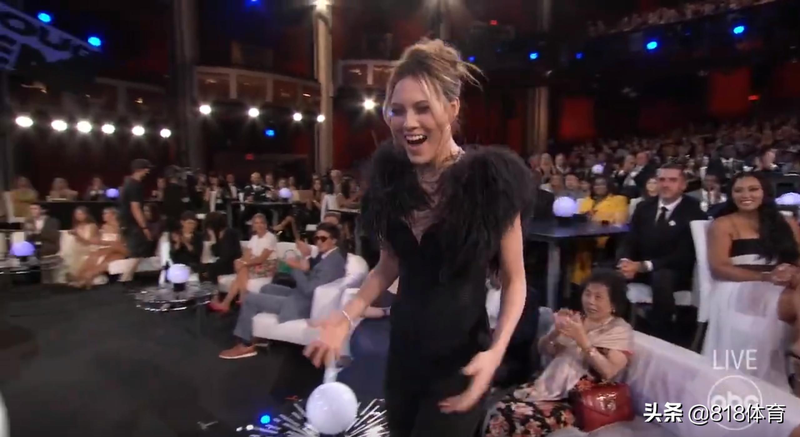 孝顺!谷爱凌美国体坛奥斯卡获奖,致谢86岁奶奶和母亲,秀一波中文