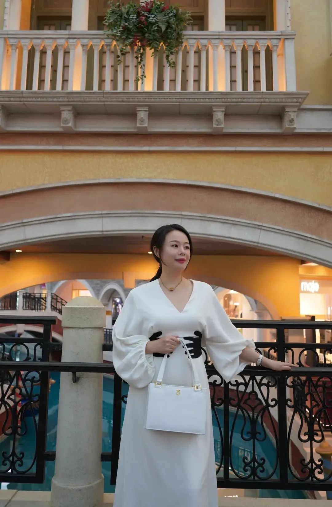 英国女王最喜欢的包包牌子,英国女王拿的包包价格