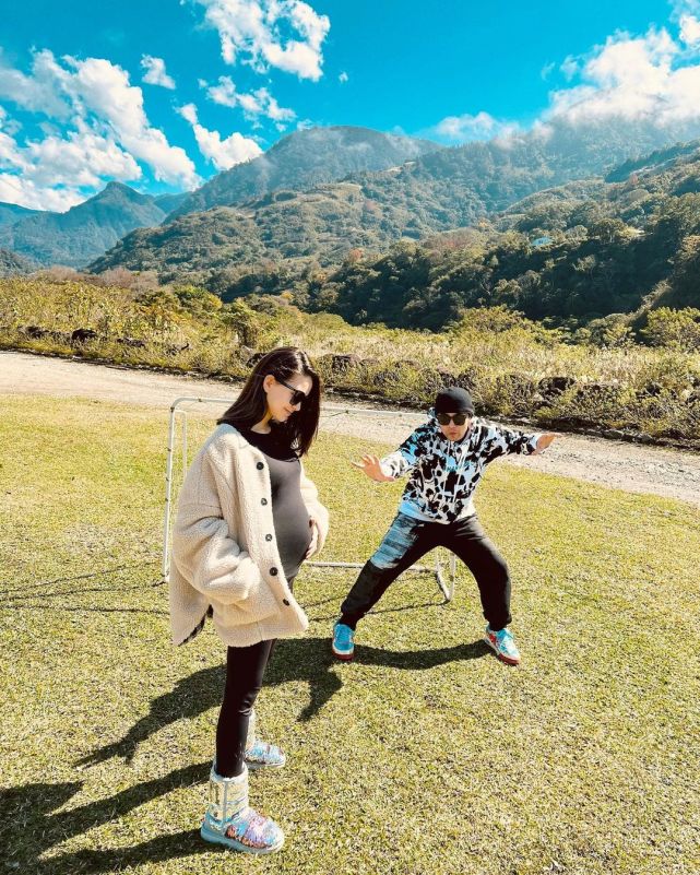 周杰伦发文庆祝与昆凌结婚七周年,周杰伦rap式官宣昆凌怀三胎