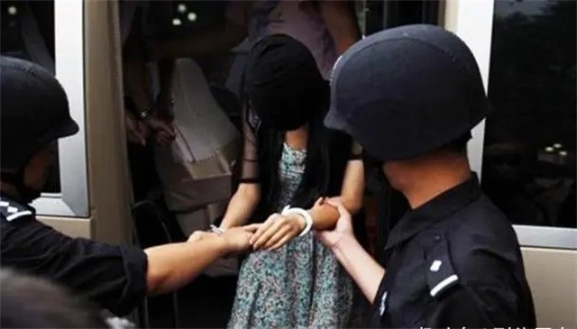 2009年，女毒贩为爱拒供黑人男友，被判死刑后哭着向父母表示忏悔