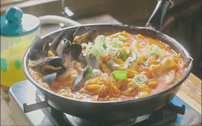 炒菜盐放多了怎么补救,炒菜盐放多了千万别加水加点它