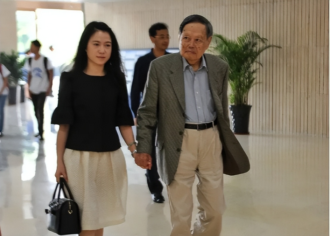 杨振宁百年后翁帆还有经济来源吗,杨振宁有儿女照顾翁帆老了谁照顾