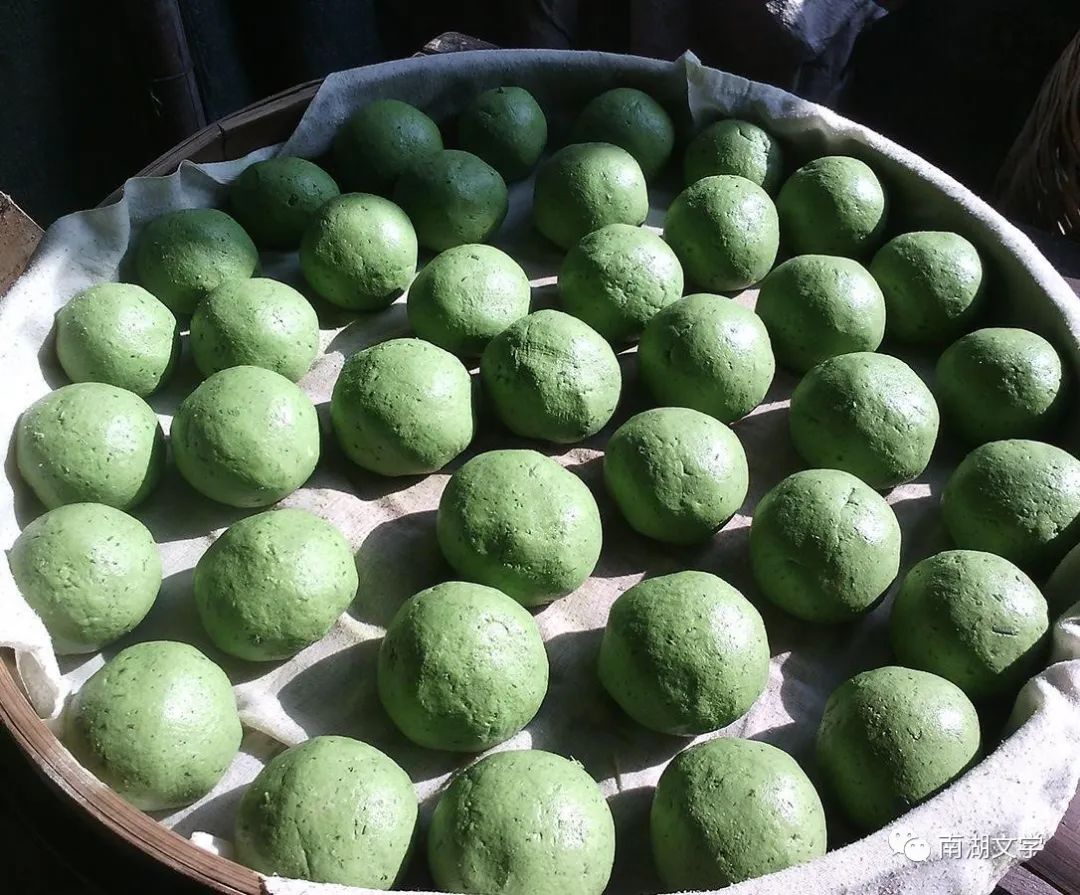 清明时节的新鲜艾草可以泡脚吗,清明时节吃艾草有什么好处