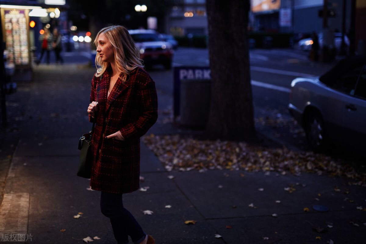 流浪女的独居生活视频,流浪女孩的一天